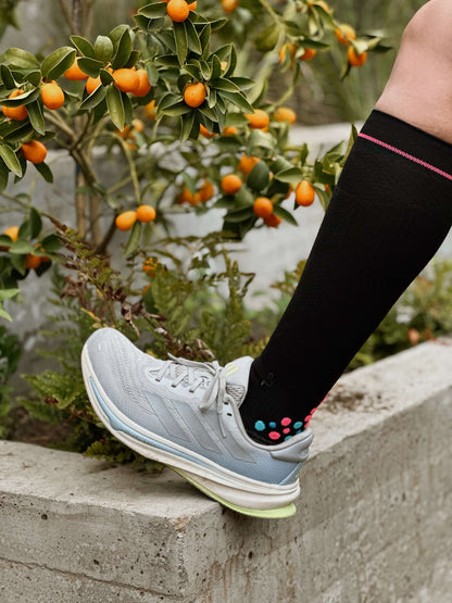 Calcetin Runner de Compresion EVOLUTION Black + Experiencia runner + regalos